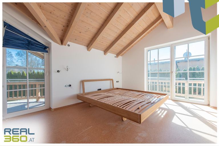 Elternschlafzimmer mit Zugang zum Balkon