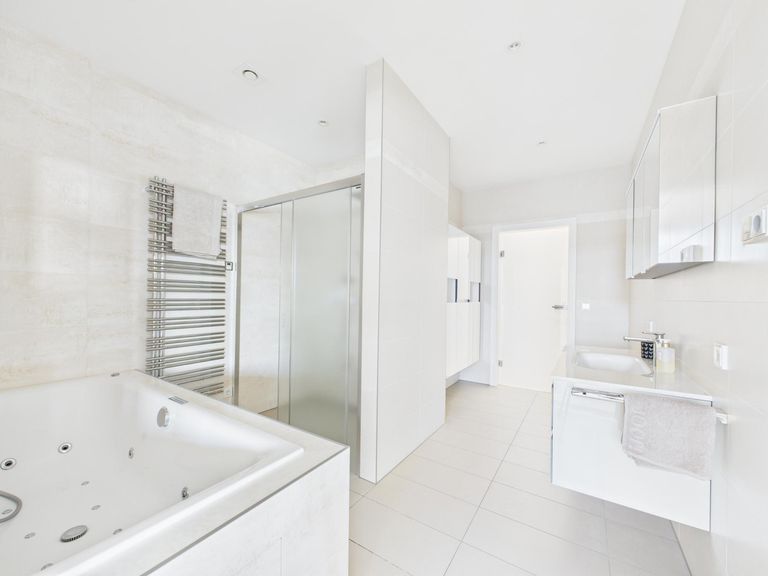 CAM04191G0-PR0068-STILL012