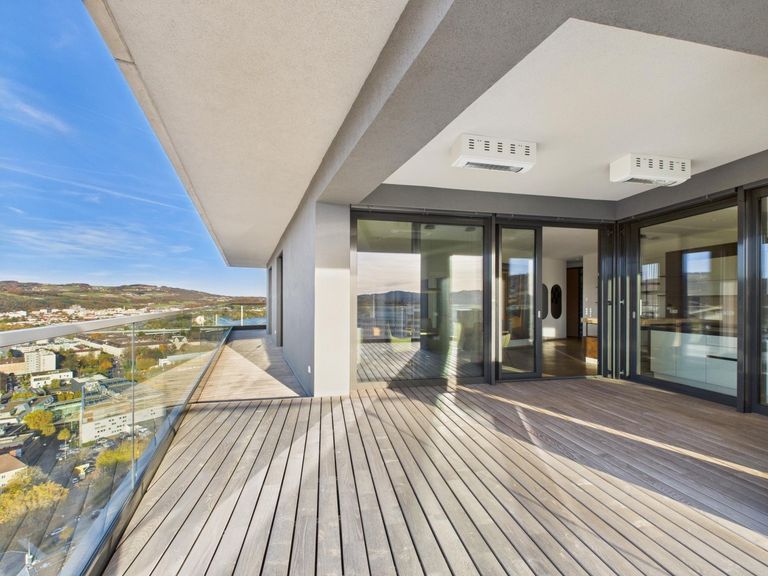 CAM04191G0-PR0068-STILL003