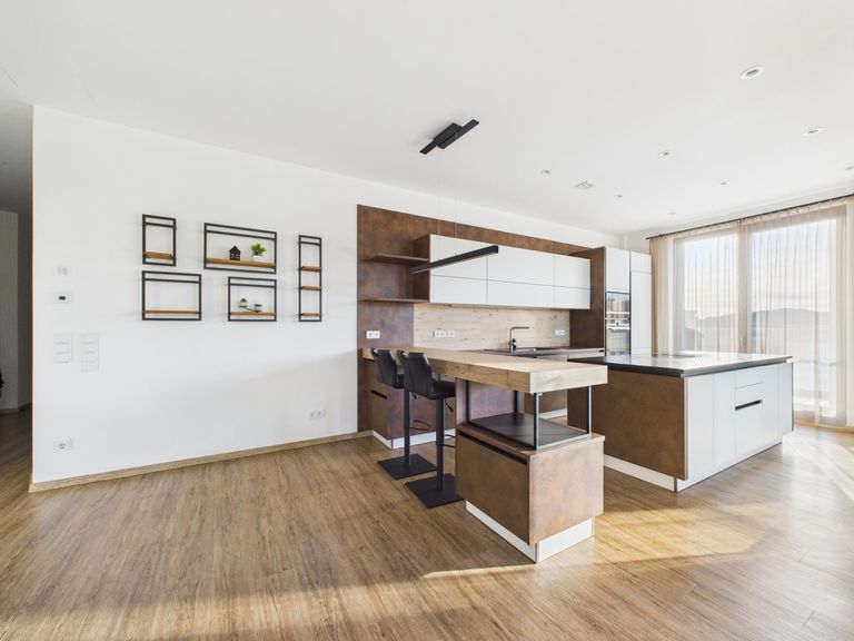 CAM04191G0-PR0068-STILL008