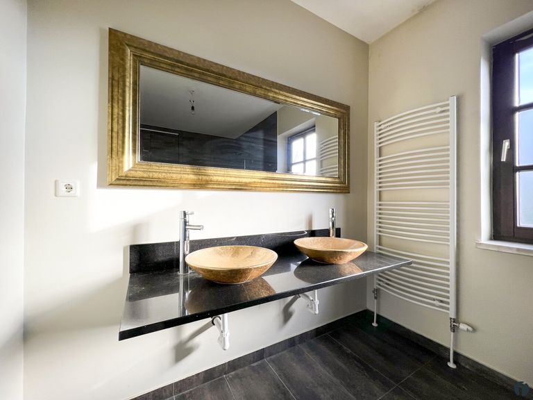 Bad mit Doppelwaschbecken im OG