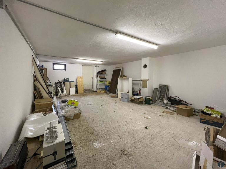 Kellerraum mit Ausgang in den Garten