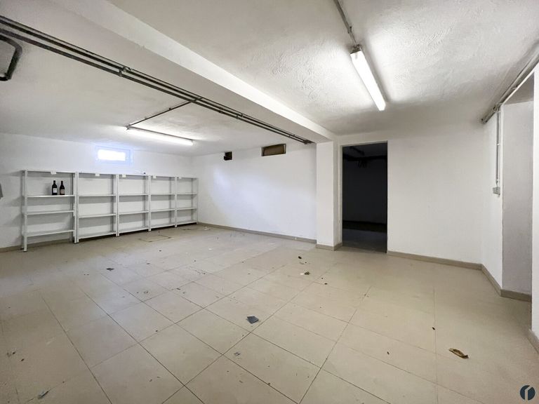 großer zentraler Kellerraum