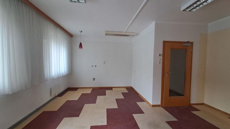 Büro mit Küchenanschlüssen