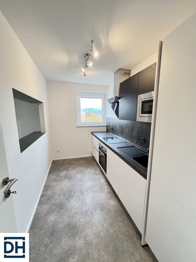 Küche mit Durchreiche