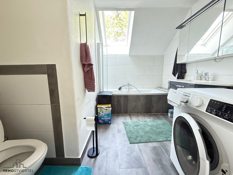 Bad mit Wanne und WC im OG