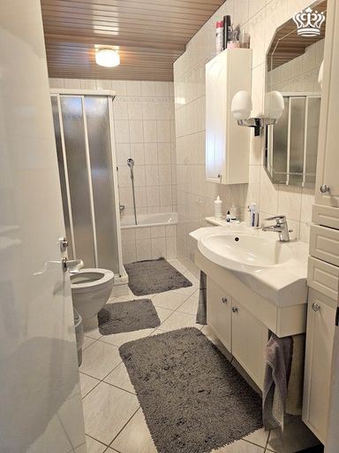 Badezimmer im EG mit Dusche und Sitzbadewanne