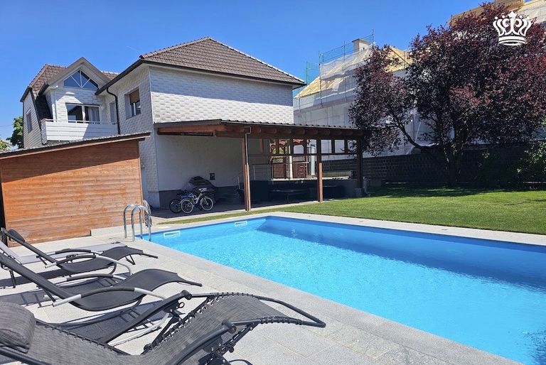 Pool mit Liegebereich