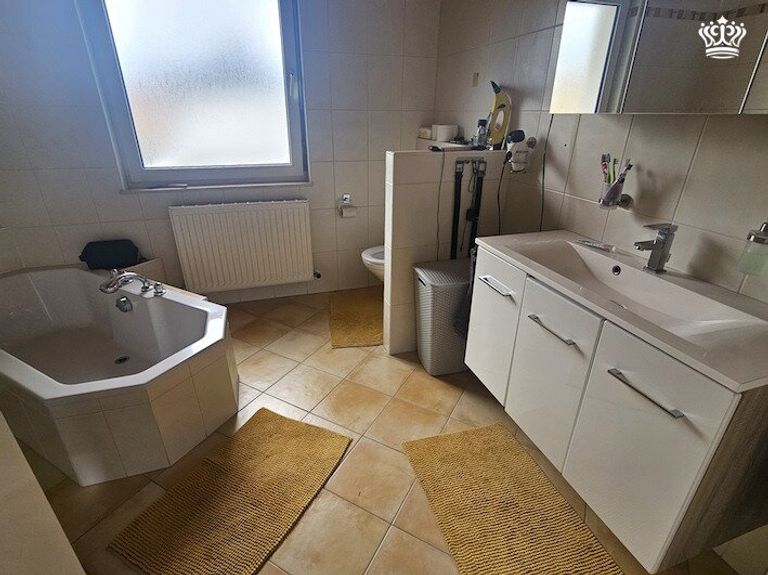 Badezimmer im 1.OG Ansicht 1 mit Badewanne