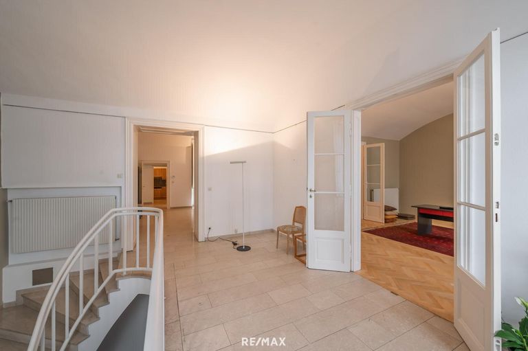 Vorraum mit Blick ins Büro