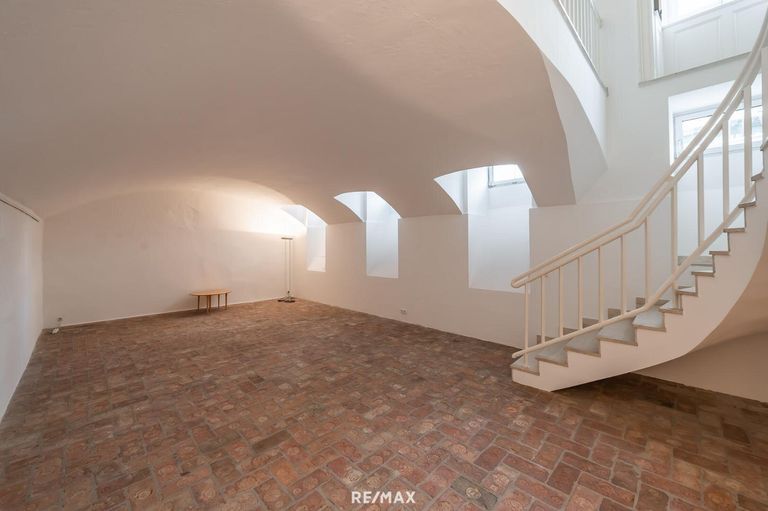 Ausstellungsfläche mit Ziegelboden