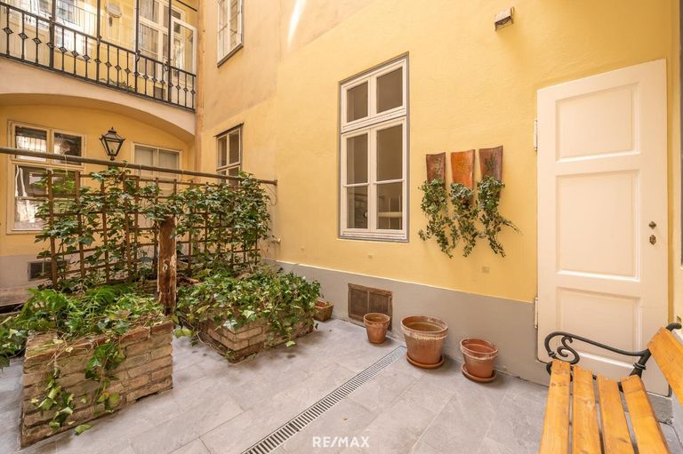 heller schöner Innenhof