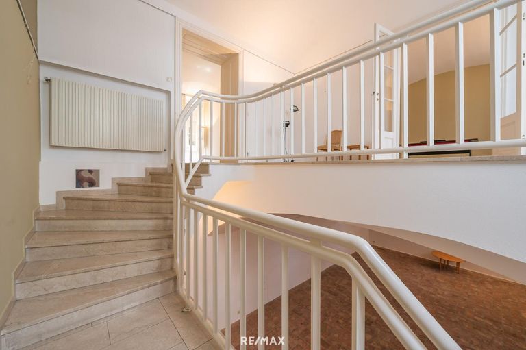 Treppe zur Ausstellungsfläche