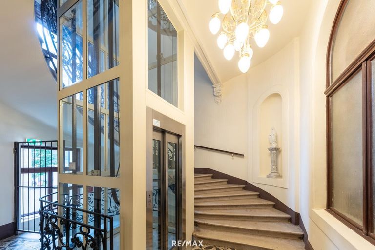 Treppenhaus mit Lift