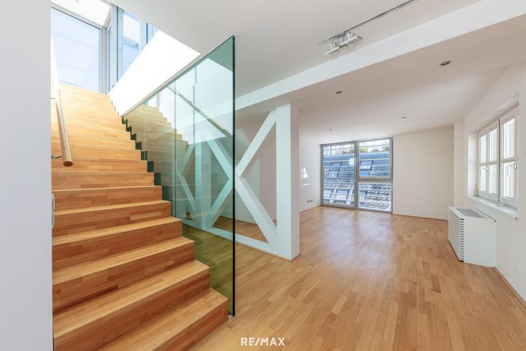 Wohnbereich mit Fensterfront.