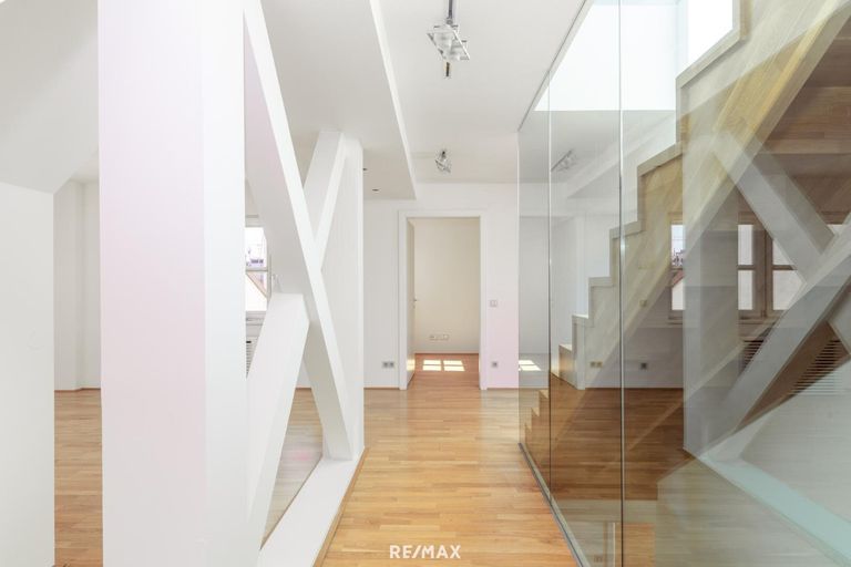 Galerieebene mit moderner Glasbrüstung