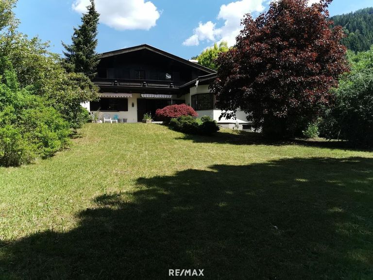 Wunderschöner großer Garten