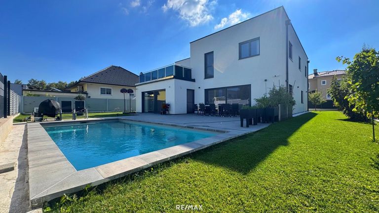 Haus mit Poolansicht Garten