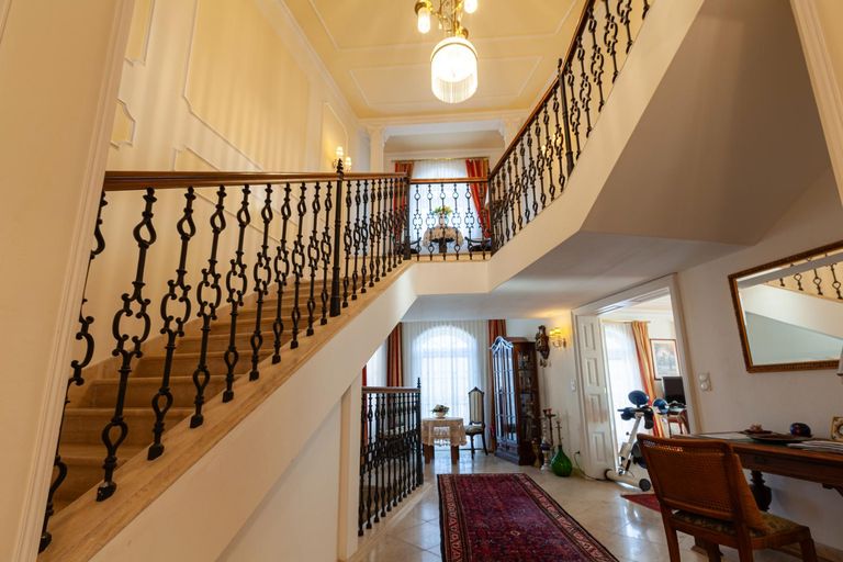 Halle mit Stiegenaufgang