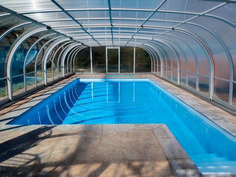 überdachter Pool innen