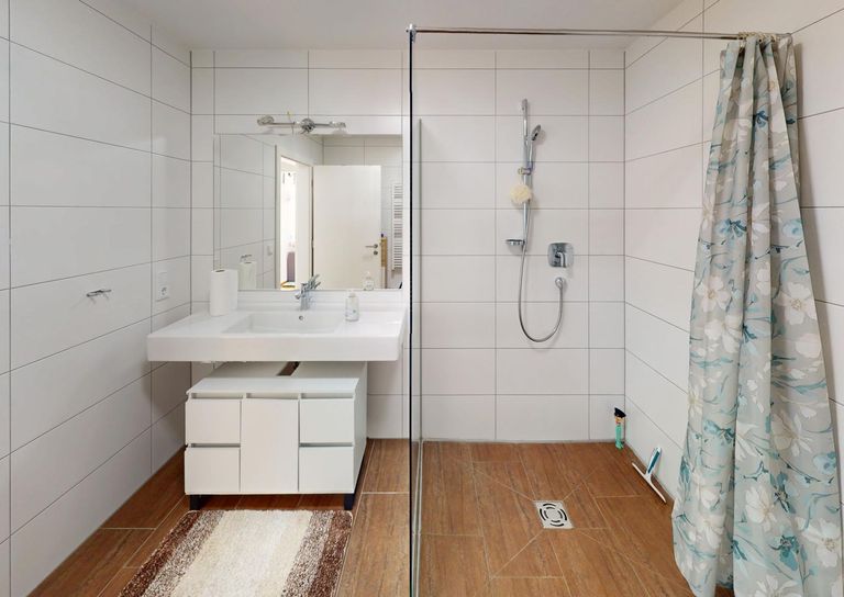 Prutz - Wohnung - Badezimmer