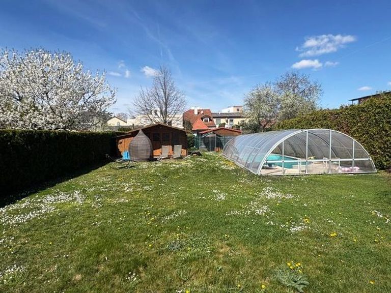 04. Garten mit Pool