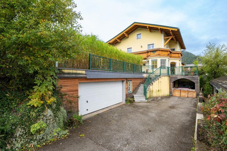 Zufahrt mit Vorplatz und Garagen