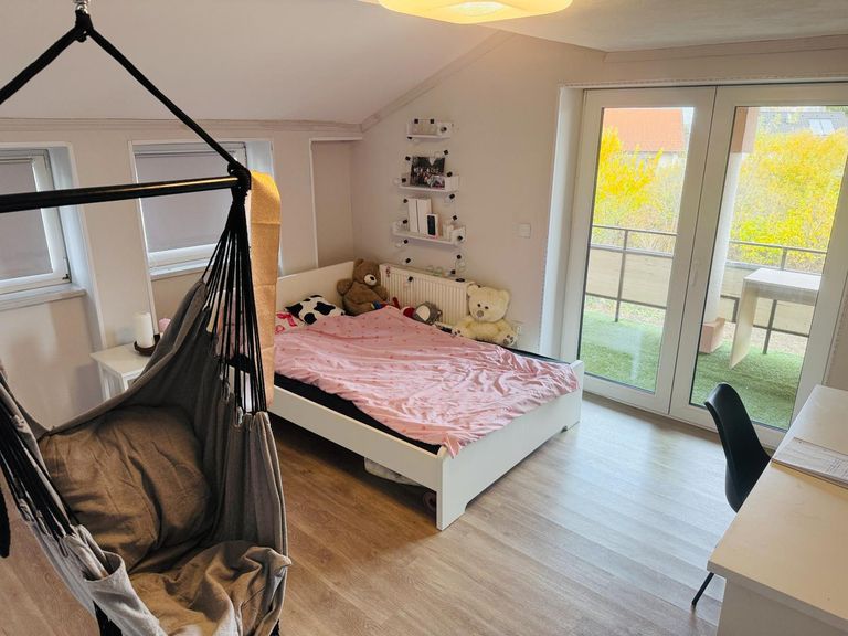 OG Zimmer mit Loggia.