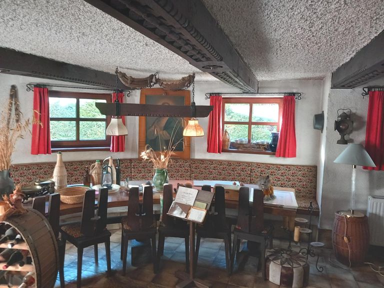 Partykeller mit großem Tisch