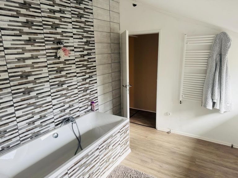 OG Bad mit Wanne 2