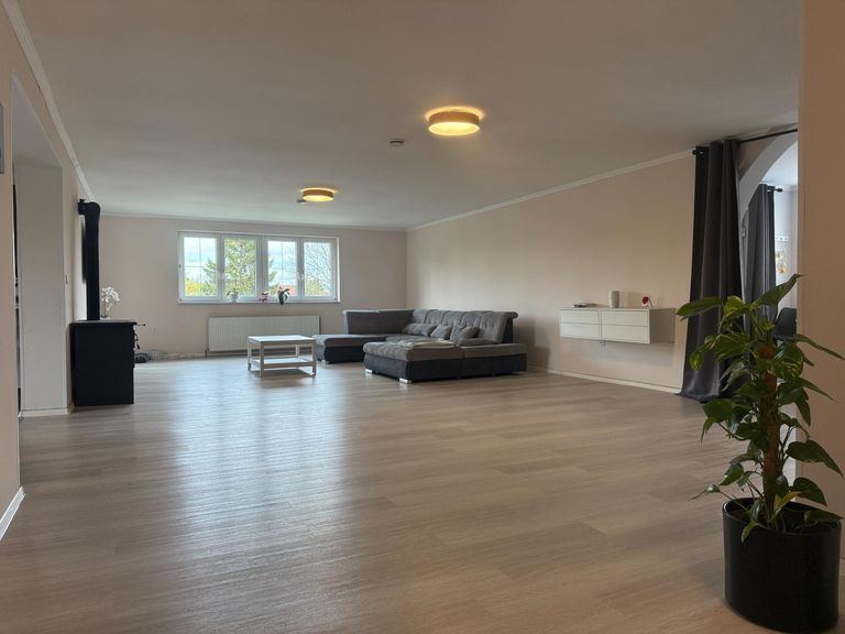 EG offener Wohnraum mit Ausgang auf die Loggia