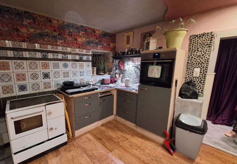 links: der Holzzusatzherd in der Küche