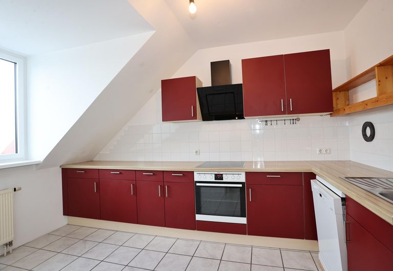 große Küche mit E-Geräten