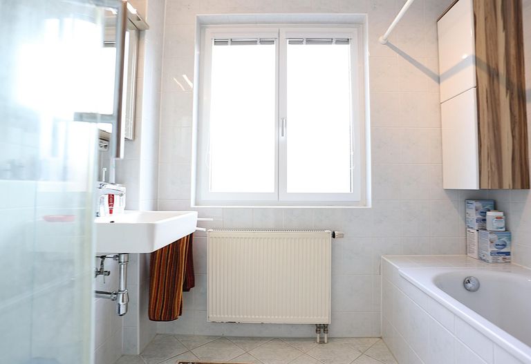 Bad mit Wanne + Dusche