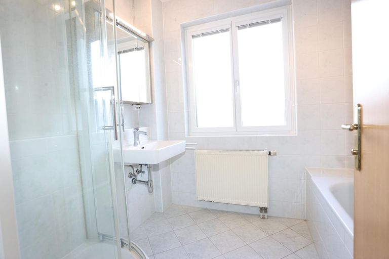 Bad mit Wanne und Dusche