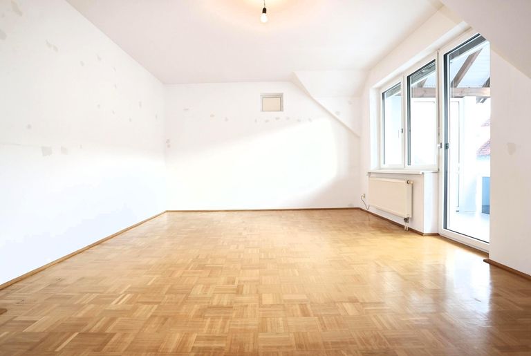 Wohnzimmer mit Ausgang zur Loggia