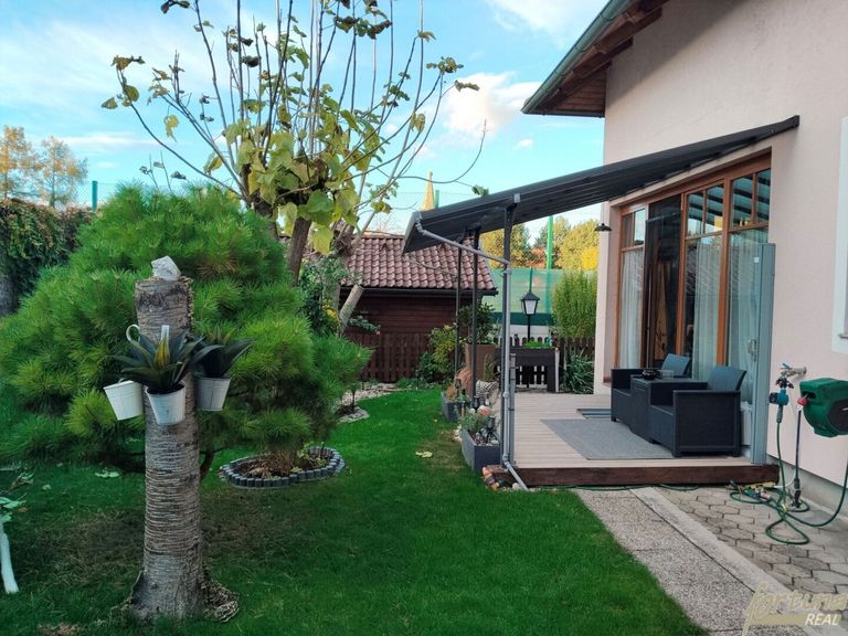 gepflegter Garten mit Nebengebäude