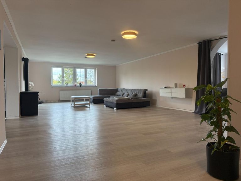 EG offener Wohnraum mit Ausgang auf die Loggia