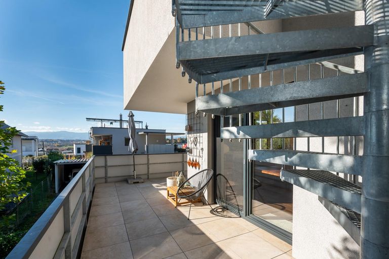 Sonniger Balkon mit Terrassenaufgang