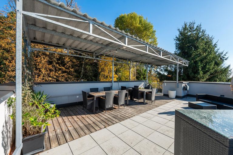 Sonnige Dachterrasse mit Küchenanschluss