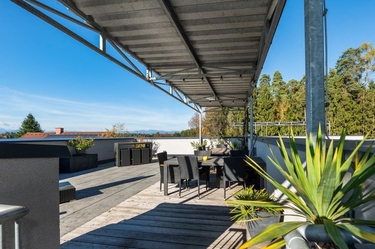 Großzügige überdachte Terrasse