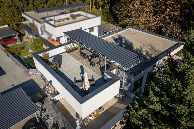 Sonnige Dachterrasse mit Überdachung