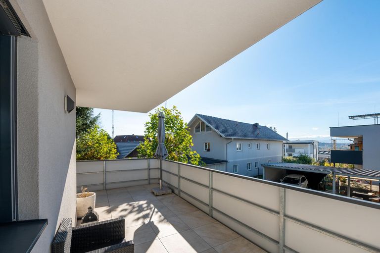 Großzügiger sonniger Balkon