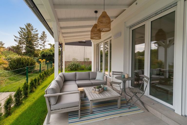 Terrasse: KI generierte Möbel