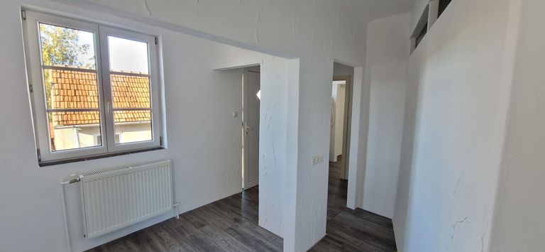 Vorraum mit Tür zum Garten