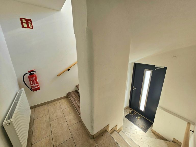 Haustür und Flur des "Erdgeschoßes" im Halbstock