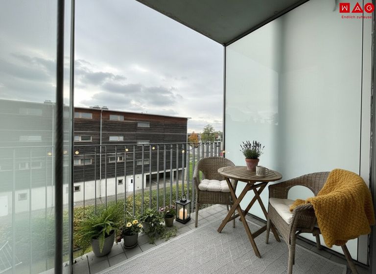 Balkon Möblierung KI generiert