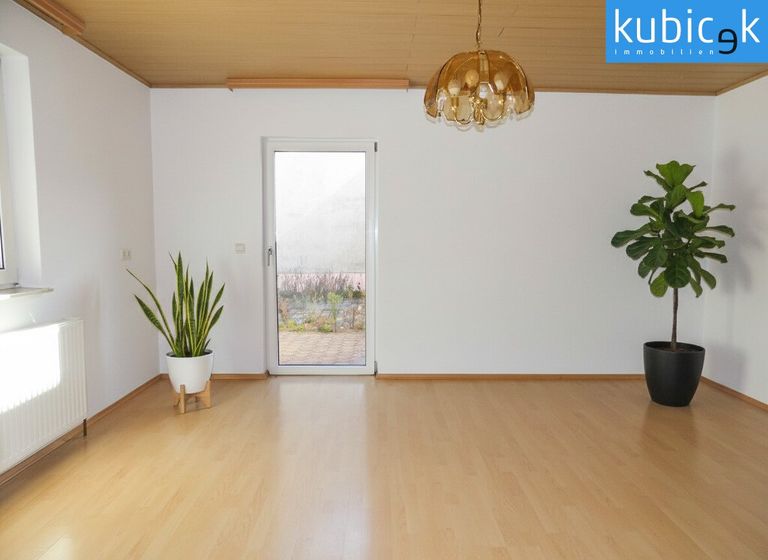 Wohnzimmer mit Ausgang in den Garten