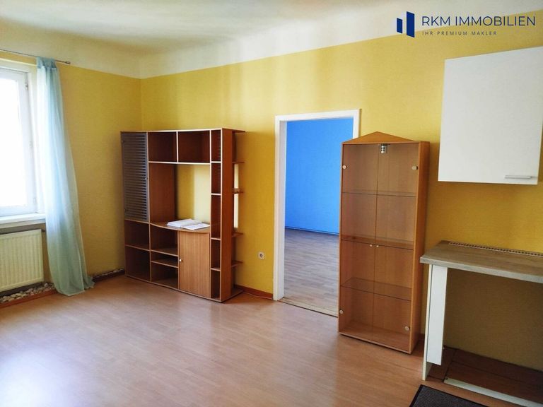 Wohnraum mit Küche und Fenster