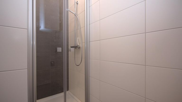 Badezimmer mit Dusche